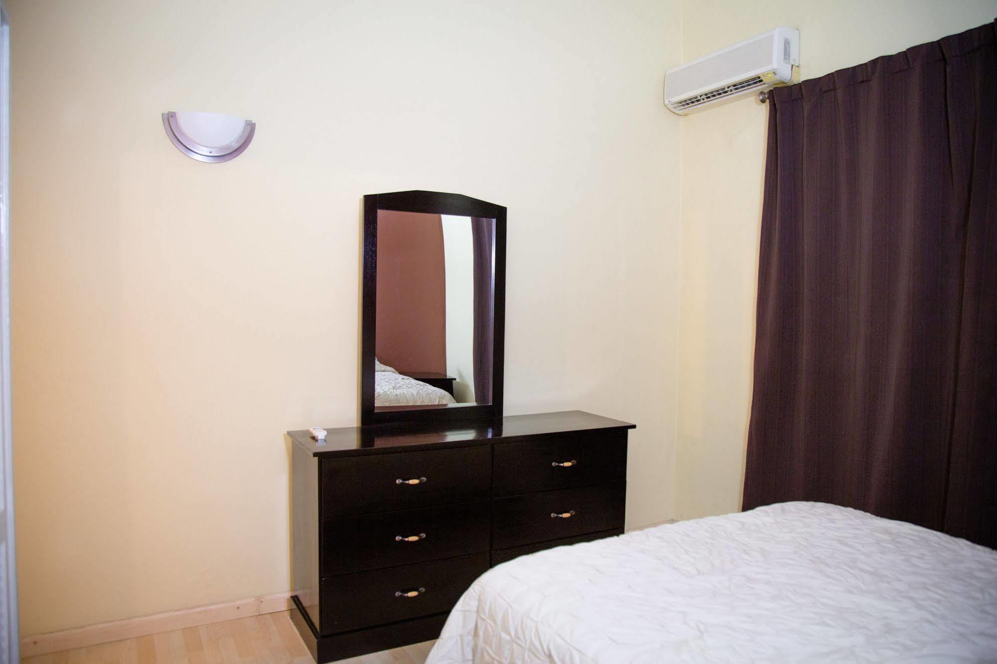 New Kingston Guest Apartment At Westbury Экстерьер фото